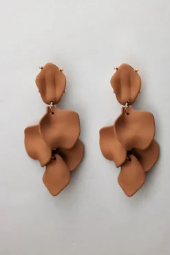 Bow 19 korvakorut PEARL LEAF EARRINGS, konjakinruskea