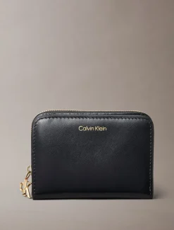 Calvin Klein Accessories naisten lompakko, CK PULLER MEDIUM FLAP ZIP Musta