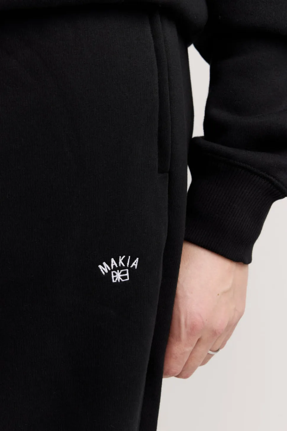 Makia miesten collegehousut Cove ZIP POCKET, musta