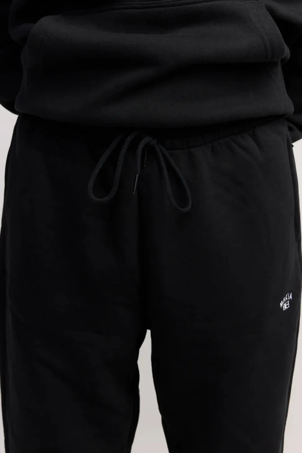 Makia miesten collegehousut Cove ZIP POCKET, musta