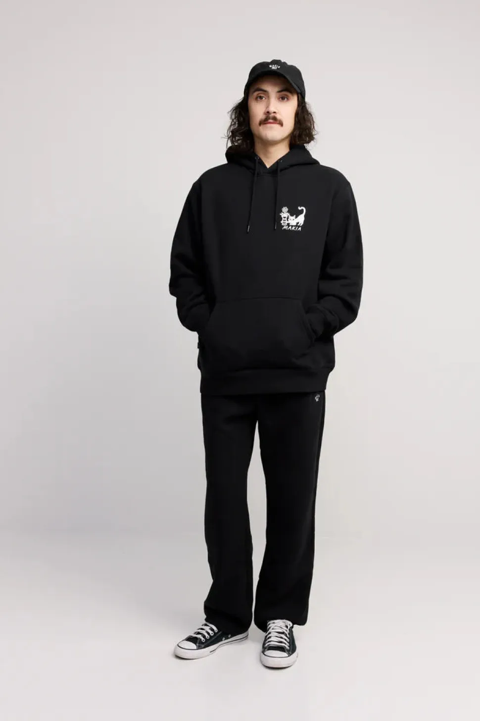 Makia miesten collegehousut Cove ZIP POCKET, musta