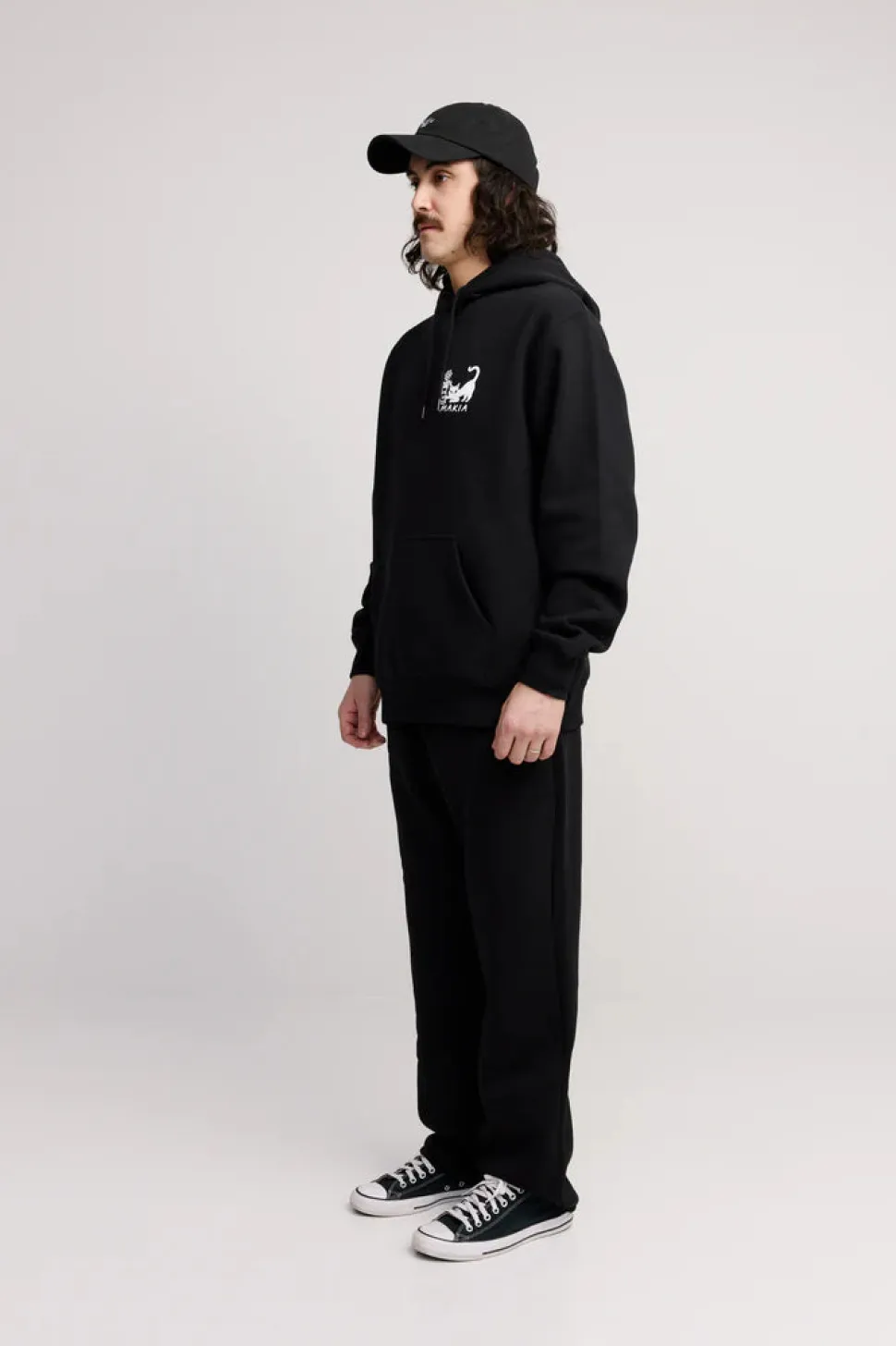 Makia miesten collegehousut Cove ZIP POCKET, musta