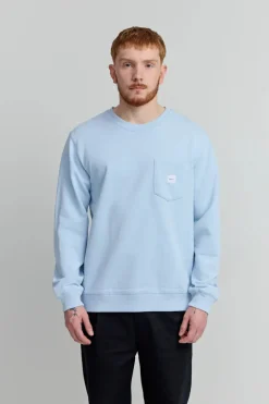 Makia miesten collegepaita Square Pocket Sweatshirt, vaaleansininen