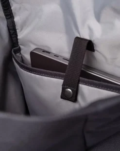 Sandqvist unisex reppu GROUND Rolltop Backpack L, tummanharmaa