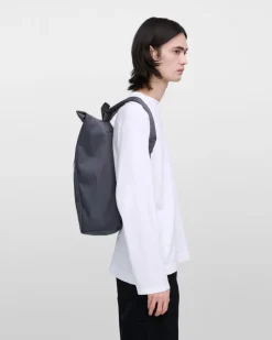 Sandqvist unisex reppu GROUND Rolltop Backpack L, tummanharmaa