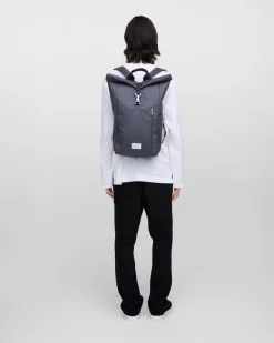 Sandqvist unisex reppu GROUND Rolltop Backpack L, tummanharmaa