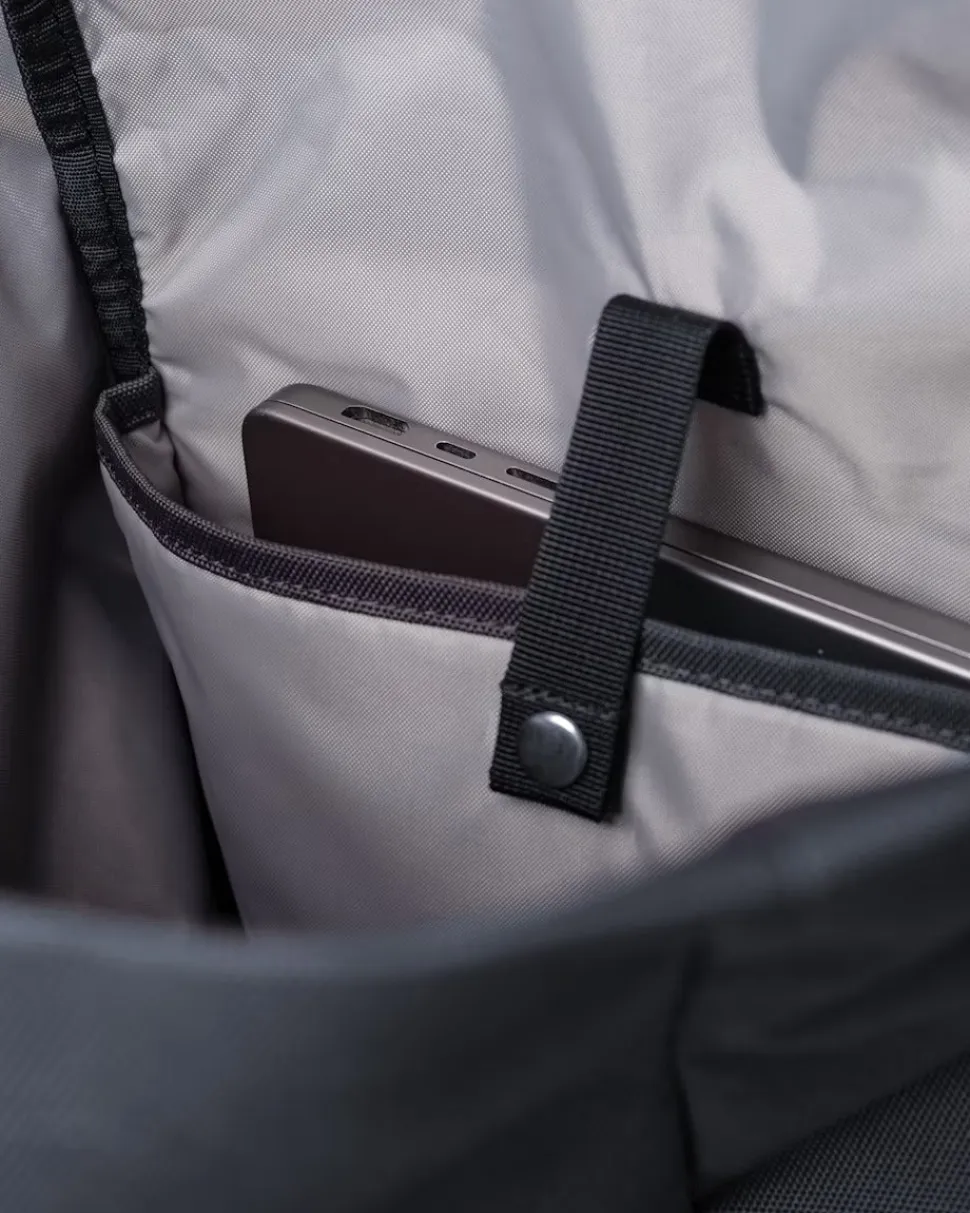 Sandqvist unisex reppy GROUND Rolltop Backpack L, tummansininen