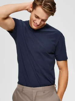 Selected Miesten T-paita, Pima Ss V-neck Tummansininen